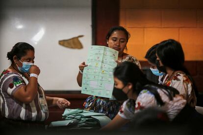 Recuento de votos en un colegio electoral en Chinautla (Guatemala), el pasado 25 de junio.