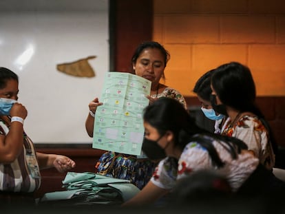 Recuento de votos en un colegio electoral en Chinautla (Guatemala), el pasado 25 de junio.