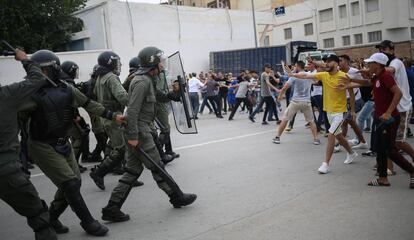 Enfrentamientos entre manifestantes y la policía en Alhucemas durante el último día de Ramadán el pasado mes de junio.