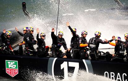 Los tripulantes del Oracle celebran su victoria en una de las regatas de la Copa América.
