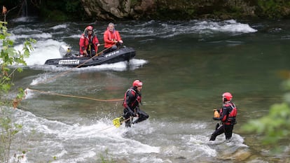 Agentes de la unidad acuática y canina de la Ertzaintza rastrean el río Bidasoa durante la búsqueda de un migrante desaparecido, este miércoles.