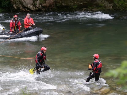 Agentes de la unidad acuática y canina de la Ertzaintza rastrean el río Bidasoa durante la búsqueda de un migrante desaparecido, este miércoles.