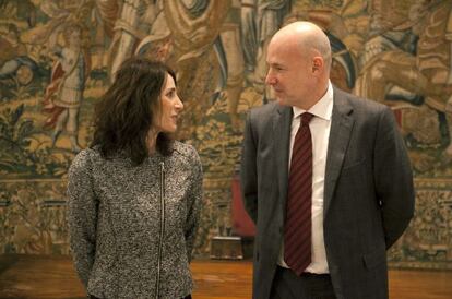 Bakartxo Tejeria e Iñigo Lamarca, durante su encuentro en el Parlamento vasco.