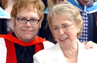 Elton John y su madre Sheila Farebrother, en 2002.