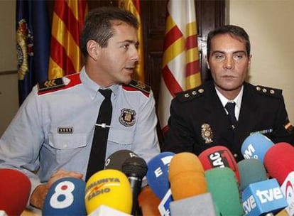 Los inspectores Antoni Salleres (izqda.) y Rafael Jiménez informan de la detención de tres personas que cometían <i>secuestros exprés</i> en Barcelona.