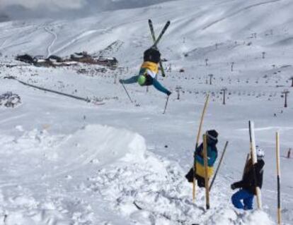 Piruetas de 'freestyle' en Sierra Nevada.