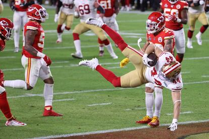 Kyle Juszczyk (número 44) de los 49ers anota contra los Chiefs al recibir un pase de 15 yardas.