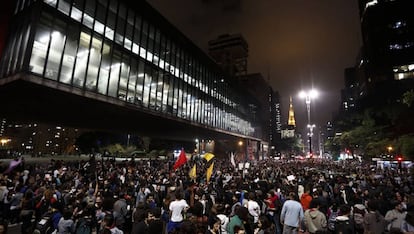 Em São Paulo, o protesto começou em frente ao MASP, na avenida Paulista. Milhares de manifestantes se reuniram no local, separados por um cordão de isolamento da PM, que formou uma barreira em frente à FIESP, onde o grupo a favor do impeachment estava concentrado,