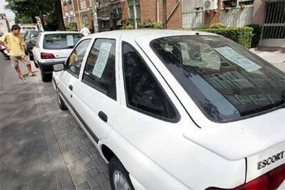Algunos de los coches que están en venta en la avenida de Oporto.