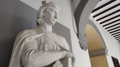 Escultura de Alfonso X en la Universidad de Sevilla