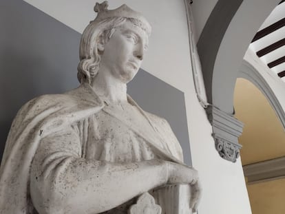 Escultura de Alfonso X en la Universidad de Sevilla.