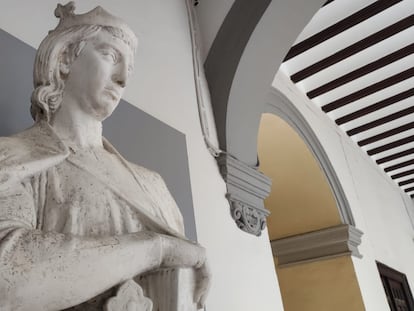 Escultura de Alfonso X en la Universidad de Sevilla