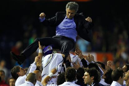 Los blancos mantean a Mourinho después de su victoria