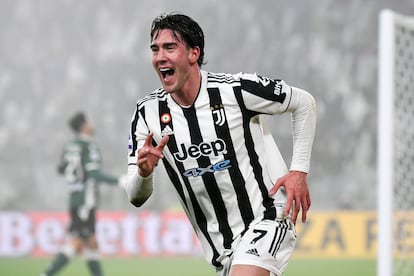 Dusan Vlahovic, el fichaje más caro (80 millones de eueros) del último mercado invernal celebra su primer gol con la Juventus.