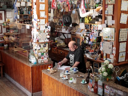 Juan Jimén en el mostrador de Casa Maragato, en el pueblo de Busdongo (León).