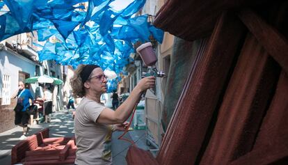 Una vecina prepara la decoración de la calle Fraternitat de Baix.