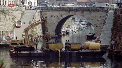 Los trabajos de recuperación de las dos estatuas falsas de Modigliani, en un canal de Livorno (Italia) en julio de 1984.