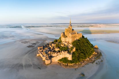 Es una de las abadías más conocidas del mundo y, desde 1979, patrimonio mundial de la Unesco. El islote rocoso en el que se levanta el Mont-Saint-Michel (en la región de Normandía) tiene 960 metros de circunferencia, mientras que el peñasco se eleva a 92 metros de altitud. El tiempo aproximado para recorrer las calles, algunas de sus casas con elementos de madera típicas de la arquitectura francesa en el siglo XI y la abadía benedictina es de unas tres horas, que se pueden prolongar contemplando con tranquilidad sus vistas al Canal de la Mancha. La visita debe incluir también el exterior de la zona amurallada, donde se encuentra la capilla de Saint Aubert. Más información: <a href="http://es.normandie-tourisme.fr/descubrir/ciudades-y-otras-visitas-imprescindibles/ciudades-imprescindibles/el-mont-saint-michel-106-5.html" target="_blank">normandie-tourisme.fr</a>