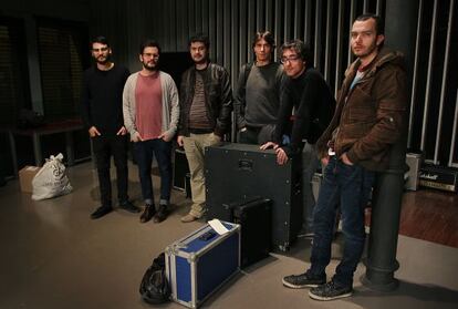 Los músicos junto a sus instrumentos recogidos