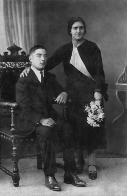 Retrato de boda en estudio de Sebastián Honrado y Amalia Mancebo (1925).