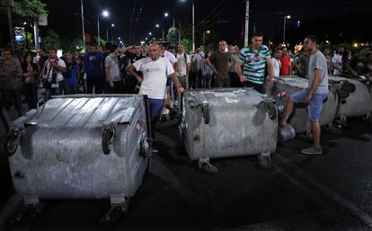 Un grupo de manifestantes junto a las barricadas en el exterior del Parlamento búlgaro, 24 de julio de 2013.