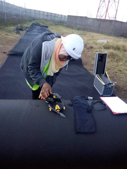 Un joven pone en funcionamiento un dron.