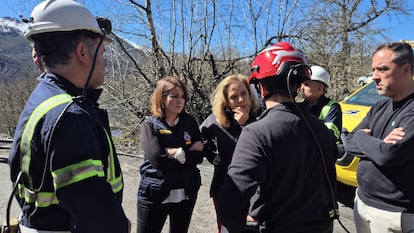 La delegada del Gobierno en Asturias, Adriana Lastra, y la consejera Belarmina Díaz, el 31 de marzo durante la visita al dispositivo activado tras el accidente.