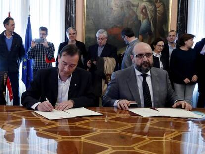 El ministro de Hacienda y Función Pública, Cristóbal Montoro (segundo por la izquierda), firma con el secretario general de la Federación de Servicios Públicos de UGT (FeSP-UGT), Julio Lacuerda (primero por la izquierda); el secretario general de la Federación de Servicios a la Ciudadanía de CCOO (FSC-CCOO), Javier Jiménez (2d); y el presidente de la Central Sindical Independiente y de Funcionarios (CSIF), Miguel Borra (d), el acuerdo para la oferta de empleo 