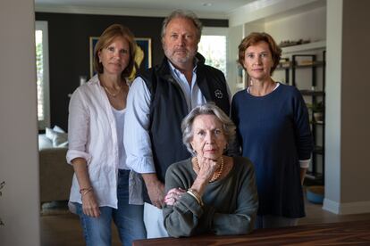 Elodia de Landa, María Elodia, Roberto Jenkins y Margarita durante una entrevista en su casa en San Diego, California, Estados Unidos, el 19 de octubre de 2021.