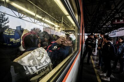 El grupo de hondureños se trasladó sin complicaciones en el metro mexicanao, a pesar de que el trayecto se realizó en un horario de mucha afluencia.