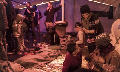 Migrantes en el interior del barco Sea-Watch 3, el pasado lunes.