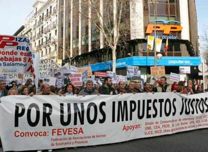 "Dónde están, no se ven, las rebajas del PP", han gritado los manifestantes salmantinos congregados en Madrid