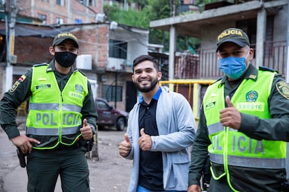Andrés Felipe González y dos policías.