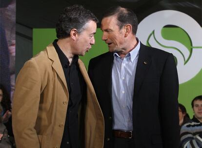 El presidente del PNV, Iñigo Urkullu, conversa con el<i> lehendakari </i>Ibarretxe en el Aberri Eguna.