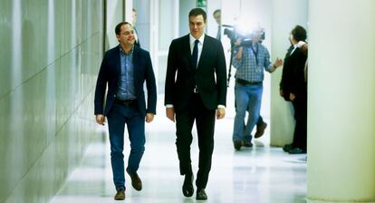 Pedro Sánchez y César Luena ayes en el Congreso.