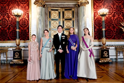 De izquierda a derecha, la princesa Estela de Suecia, Ingrid Alexandra de Noruega, Christian de Dinamarca, Amalia de los Países Bajos e Isabel de Bélgica, durante el 18º cumpleaños del príncipe danés en Copenhague, el 15 de octubre de 2023. 
