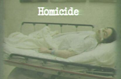 Imagen que muestra al cantante Michael Jackson muerto exhibida por el fiscal durante el juicio al médico del artista