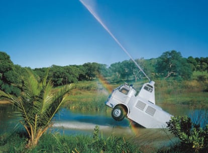 La escultura <i>Fuente, </i>del artista español Fernando Sánchez Castillo, se integra en el paisaje de dehesa de la Fundación NMAC, cerca de Vejer de la Frontera (Cádiz).