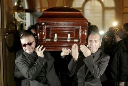 Antonio Carbonell (izquierda) y Pepe Carbonell, cuñados de Morente,  introducen sus restos mortales en la sede de la SGAE,  en Madrid.