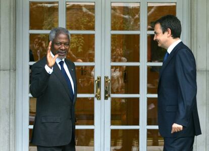 Kofi Annan (i), secretario general de la ONU, se entrevista con el presidente del Gobierno, José Luis Rodríguez Zapatero (d), en Madrid. En la imagen, ambos, en el palacio de La Moncloa, en 2006.