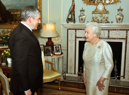 Isabel II saluda a Gordon Brown en el palacio de Buckingham en mayo de 2010. Entonces, el que haba sido primer ministro durante tres a?os acuda a presentarle su renuncia.