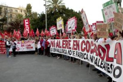 Concentración de trabajadores de Coca-Cola, en la Plaza de España de Palma. EFE/Archivo