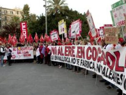 Concentración de trabajadores de Coca-Cola, en la Plaza de España de Palma. EFE/Archivo