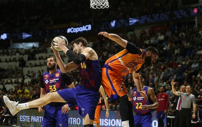 El pivot croata del Barcelona Ante Tomic (a la izquierda) choca contra el pivot montenegrino del Valencia Basket Bojan Dublejic.