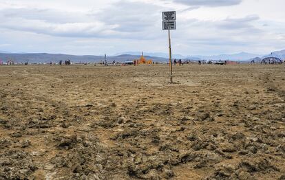 Uno de los caminos para autos y caravanas que llevan al campamento y que se volvió intransitable, el 3 de septiembre de 2023 en Black Rock City (Nevada).