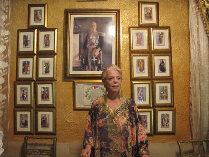 Salwa Bey, nieta del último Bey de Túnez, posa en el restaurante junto a las fotos de varios beyes.