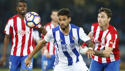 Willian José pugna por el balón con Amorebieta.