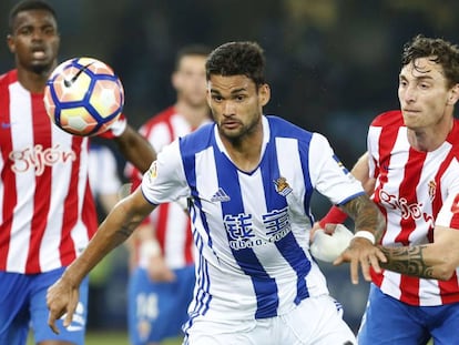 Willian Jos&eacute; pugna por el bal&oacute;n con Amorebieta.