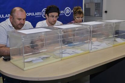 Mesa de votación en el PP de Girona.