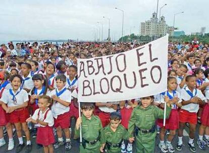 Niños cubanos piden el fin del bloqueo ante la Oficina de Intereses de EE UU en La Habana